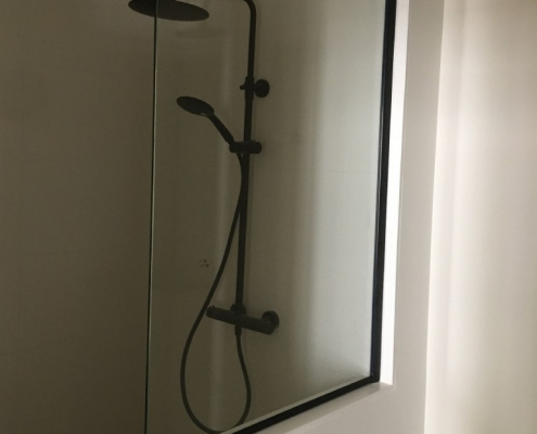 Barre de douche avec paroi noir atelier - Delalande Plomberie