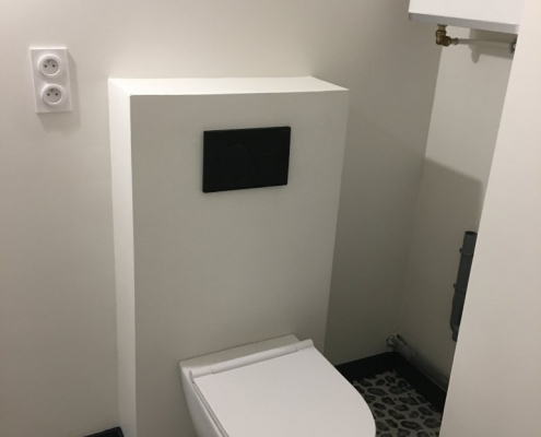 WC suspendue Geberit plaque de commande noir et chauffe-eau plat - Delalande Plomberie